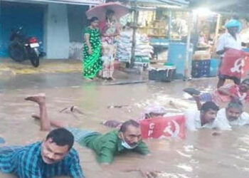 ഓട നിർമ്മാണം പൂർത്തിയാക്കിയില്ല; ചെളി വെള്ളത്തിൽ നീന്തി സിപിഎം പ്രതിഷേധം