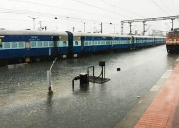 കനത്ത മഴയിൽ കുടുങ്ങിക്കിടക്കുന്നത് 6000 യാത്രക്കാർ; കൊങ്കൺ റൂട്ടിൽ ട്രെയിൻ സർവീസ് നിർത്തി