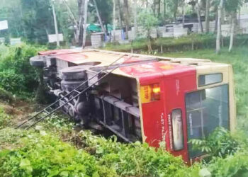 കെ.എസ്.ആര്.ടി.സി ബസ് നിയന്ത്രണംതെറ്റി താഴ്ചയിലേക്ക് മറിഞ്ഞു; എട്ടോളം പേര്ക്ക് പരിക്ക്; ഒരാളുടെ നില ഗുരുതരം