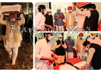 Hardeep Singh Puri carries Guru Granth Sahib from Afghanistan