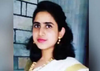 വ്യായാമത്തിനിടെ ഫ്ലാറ്റിന്റെ പത്താം നിലയില് നിന്ന് വീണ് വിദ്യാര്ത്ഥിനി മരിച്ചു