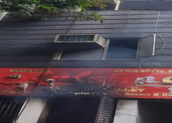 ഡൽഹി ദ്വാരകയിലെ കൃഷ്ണ ഹോട്ടലിൽ തീപിടിത്തം; 2 മൃതദേഹങ്ങൾ കണ്ടെത്തി; നിരവധി പേർ കുടുങ്ങി കിടക്കുന്നു