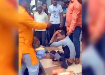 കള്ളപ്പേരിൽ വള വിൽക്കാനെത്തി പതിമൂന്ന് വയസ്സുകാരിയെ പീഡിപ്പിക്കാൻ ശ്രമിച്ചു; ഇൻഡോർ സ്വദേശി തസ്ലീം അലിയെ ആൾക്കൂട്ടം വളഞ്ഞിട്ട് തല്ലി പൊലീസിൽ ഏൽപ്പിച്ചു