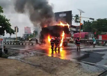 പാലക്കാട് മണ്ണുത്തി ദേശീയപാതയില് ഡീസല് ടാങ്ക് പൊട്ടി ലോറിക്ക് തീപിടിച്ചു; നിര്ത്തിയിട്ടിരുന്നതിനാല് ഒഴിവായത് വന് ദുരന്തം