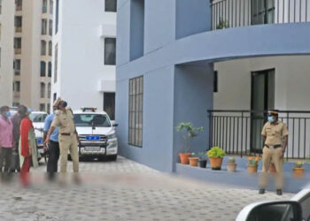 പൊതുമരാമത്ത് സെക്രട്ടറിയുടെ മകള് ഫ്ലാറ്റിൽ നിന്ന് വീണു മരിച്ചു