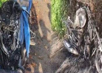 വഴിയരികില്‍ നിര്‍ത്തിയിട്ടിരുന്ന വാഹനങ്ങള്‍ കത്തിച്ച് സാമൂഹ്യവിരുദ്ധരുടെ അഴിഞ്ഞാട്ടം; സംഭവം നടന്നത് കുട്ടനാട്ടിൽ