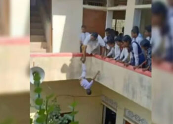 സഹപാഠിയെ കടിച്ചു; രണ്ടാം ക്ലാസ് വിദ്യാര്‍ത്ഥിയെ ഒന്നാം നിലയിൽ നിന്നും കാല്‍ പിടിച്ച്‌ തലകീഴായി തൂക്കിയിട്ടു; പ്രിന്‍സിപ്പല്‍ അറസ്റ്റില്‍