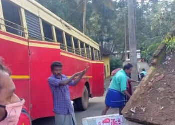 കെഎസ്ആര്ടിസി ബസ് നിയന്ത്രണം വിട്ട് വെയിറ്റിങ് ഷെഡിലേക്ക് പാഞ്ഞുകയറി; വിദ്യാര്ത്ഥികളടക്കം ആറ് പേര്ക്ക് പരിക്ക്