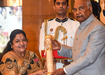 പത്മ ഭൂഷണ് പുരസ്കാരം ഏറ്റുവാങ്ങി കേരളത്തിന്റെ വാനമ്പാടി കെ.എസ് ചിത്ര