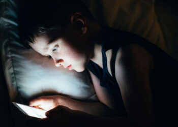 വീട്ടുകാർ ഫോൺ വാങ്ങി വെച്ചു: പതിനാലുകാരി വീടുവിട്ടിറങ്ങി