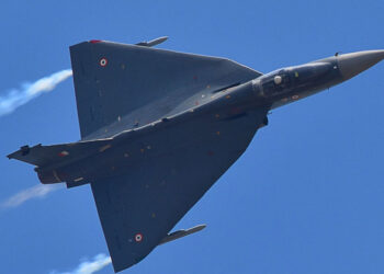 ഗംഭീര പ്രകടനം കാഴ്ച വെച്ച് ‘തേജസ്’; ദുബായ് എയര്‍ഷോയില്‍ ലോകത്തിന്റെ കൈയടി നേടിയ ‘തേജസ് അത്ര പോര’ എന്ന് പാകിസ്ഥാന്‍