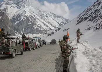 കിഴക്കൻ ലഡാക്കിൽ 60,000 ത്തോളം സൈനികരെ വിന്യസിച്ച് ഇന്ത്യ ; എന്തിനും സജ്ജമെന്ന് സൈന്യം