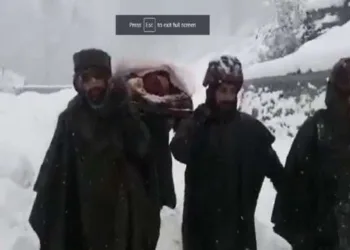 കനത്ത മഞ്ഞ് വീഴ്ച്ച ; സഹായം അഭ്യർത്ഥിച്ച് ഫോൺ കോൾ , ഗർഭിണിയായ സ്ത്രീയെ സുരക്ഷിതമാക്കി ഇന്ത്യൻ സൈന്യം