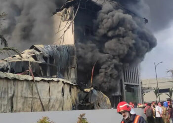 കളമശ്ശേരി കിൻഫ്രാ പാർക്കിൽ വൻ തീപിടുത്തം