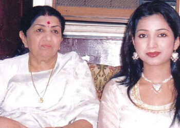 ‘ഇന്നലെ സരസ്വതി പൂജയായിരുന്നു, ഇന്ന് അമ്മ തന്റെ പ്രിയപ്പെട്ടവളെ ഒപ്പം കൊണ്ടു പോയി‘: ശ്രേയ ഘോഷാൽ