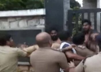 അച്ചടക്ക നടപടി നേരിട്ട് ബിരുദ കോഴ്സ് പൂർത്തിയാക്കാതെ ഇറങ്ങിയ എസ്എഫ്ഐ പ്രവർത്തകന് അതേ കോഴ്സിൽ പ്രവേശനം നൽകണം: പ്രിൻസിപ്പൽ ജയയെ എസ്എഫ്ഐ നേതാക്കൾ പൂട്ടിയിട്ടു, രക്ഷപ്പെടുത്താനെത്തിയ പോലീസിനും മർദ്ദനം