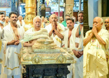 ഗുരുവായൂരിൽ പുലർച്ചെ കണ്ണനെ കണ്ട് തൊഴുത് ആർഎസ്എസ് സർസംഘചാലക്