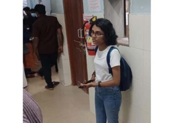 ബസ്റ്റാൻറിൽ ചോരയൊലിച്ചു നിന്ന മനുഷ്യനെ ആശുപത്രിയിലെത്തിച്ച അഞ്ജന എന്ന വിദ്യാർത്ഥിനിയ്ക്ക്  സമൂഹമാദ്ധ്യമങ്ങളുടെ കയ്യടി