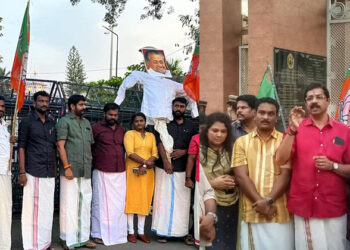 ഗവർണർക്ക് ഐക്യദാർഢ്യവുമായി ബിജെപിയും യുവമോർച്ചയും;സെക്രട്ടറിയേറ്റിന് മുൻപിൽ മുഖ്യമന്ത്രിയുടെ കോലം കത്തിച്ച് യുവമോർച്ച