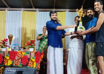 ആകാശ് തില്ലങ്കേരിക്ക് ട്രോഫി നൽകി ഡിവൈഎഫ്‌ഐ നേതാവ്; അകറ്റി നിർത്തുമെന്ന പ്രഖ്യാപനം പാഴ് വാക്കായി; അന്തർധാര സജീവമെന്ന് സമൂഹമാദ്ധ്യമങ്ങൾ