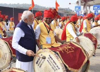 ആ 30 സെക്കൻഡുകൾ എന്റെ ജീവിതത്തിലെ ഏറ്റവും വിലപ്പെട്ടതായിരുന്നു; പ്രധാനമന്ത്രിക്കൊപ്പം ഡോൽ കൊട്ടി താരമായി അമിത് ബേദെ