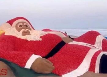 1500 കിലോ തക്കാളി കൊണ്ട് സാന്താക്ലോസ് ; വൈറലായി ദൃശ്യങ്ങൾ