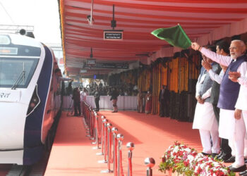 മാറ്റം അതിവേഗം; മഹാരാഷ്ട്രയ്ക്ക് രണ്ടാമത്തെ വന്ദേഭാരത് എക്‌സ്പ്രസ്; ഷിൻഡെയ്‌ക്കൊപ്പം ഫ്‌ലാഗ് ഓഫ് ചെയ്ത് പ്രധാനമന്ത്രി