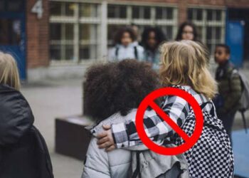 പ്രണയബന്ധങ്ങൾക്ക് കാരണം കെട്ടിപ്പിടുത്തവും കൈകോർത്തുള്ള നടത്തവും; കുട്ടികളെ സുരക്ഷിതരാക്കണം; രണ്ടിനും നിരോധനം ഏർപ്പെടുത്തി സ്‌കൂൾ