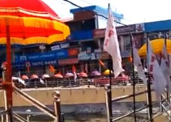 പാർത്ഥസാരഥി ക്ഷേത്രോത്സവത്തിനെതിരെ ഡിവൈഎഫ്‌ഐയുടെ ഭീഷണി; ക്ഷേത്രഗോപുരത്തിലും ആറാട്ട് കടവിലും കൊടികെട്ടി മുന്നറിയിപ്പ്; പ്രതിഷേധവുമായി വിശ്വാസികൾ