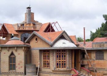 കളിമണ്ണിൽ വീട്, സൗരവൈദ്യുതിയും ജൈവാഹാരവും വ്യത്യസ്തനാണ് മുത്തയ്യ