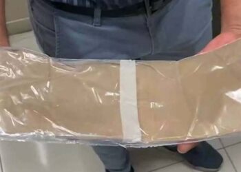 വിമാനമിറങ്ങിയതിന് പിന്നാലെ അന്നനട; പരിശോധിച്ചപ്പോൾ രണ്ട് കിലോ സ്വർണം കാലിൽ വരിഞ്ഞു ചുറ്റി ഒളിപ്പിച്ച നിലയിൽ; മലപ്പുറം സ്വദേശി അബ്ദുൾ പിടിയിൽ