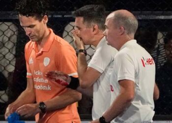 ഹോക്കി ലോകകപ്പ്; ക്വാർട്ടർ മത്സരത്തിനിടെ പന്ത് മുഖത്തടിച്ച് അമ്പയർക്ക് പരിക്ക്