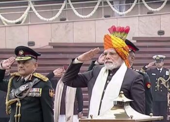 കാവി തലപ്പാവണിഞ്ഞ് തലയുയർത്തി മോദി; റിപ്പബ്ലിക് ദിനത്തിൽ ശ്രദ്ധ പിടിച്ചുപറ്റി പ്രധാനമന്ത്രിയുടെ വേഷവിധാനം