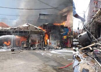 ഉപ്പേരിക്കടയിൽ ഗ്യാസ് വെച്ചത് നഗരമദ്ധ്യത്തിൽ തിരക്കേറിയ ഫുട്പാത്തിനോട് ചേർന്ന്; തീ പിടിച്ചപ്പോൾ സിലിണ്ടർ പൊട്ടിത്തെറിച്ച് തീഗോളമായി പുറത്തേക്ക്; അഗ്‌നിശമന സേനാംഗങ്ങൾ രക്ഷപെട്ടത് തലനാരിഴയ്ക്ക്; പത്തനംതിട്ടയിലെ തീപിടുത്തത്തിന് അധികൃതരും ഉത്തരവാദികൾ