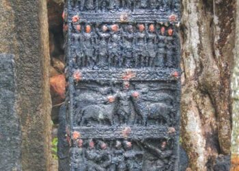 പത്തടി ഉയരത്തിൽ മെത്രാത്തിയിലെ വീരസ്തംഭം