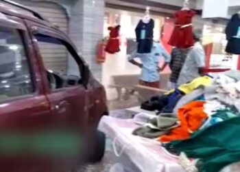 നിയന്ത്രണം വിട്ട കാർ തുണിക്കടയിലേക്ക് ഇടിച്ചുകയറി; കടയിലുണ്ടായിരുന്നത് നിരവധി പേർ