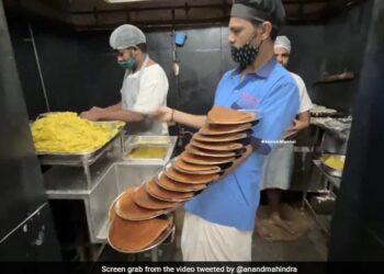 കയ്യില്‍ പതിനാറ് പ്ലേറ്റ് ദോശയുമായി വെയിറ്റര്‍; ഒളിമ്പിക്‌സിന് പോയാല്‍ സ്വര്‍ണ്ണവും കൊണ്ടേ വരൂ എന്ന് ആനന്ദ് മഹീന്ദ്ര