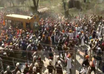 പഞ്ചാബിൽ അഴിഞ്ഞാടി ആയിരക്കണക്കിന് ഖാലിസ്ഥാൻ ഭീകരർ; പോലീസുകാരെ ആക്രമിക്കാനെത്തിയത് തോക്കും വാളും കയ്യിലേന്തി; ഭീഷണിക്ക് വഴങ്ങി പോലീസ്