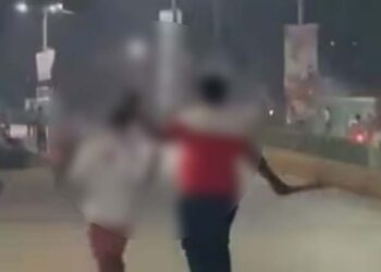 വിവാഹാഭ്യർത്ഥന നിരസിച്ചു; 16 കാരിയെ മുടിയിൽ പിടിച്ച് റോഡിലൂടെ വലിച്ചിഴച്ച് 47 കാരൻ; വീഡിയോ