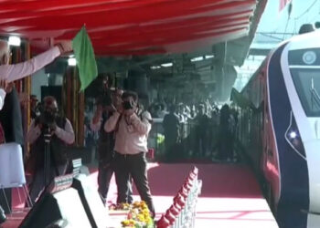 വന്ദേഭാരത് ഇന്ത്യയുടെ വികസന വേഗത്തിന്റെ അടയാളം; കൂടുതൽ എംപിമാർ വന്ദേഭാരത് വേണമെന്ന് ആവശ്യപ്പെട്ടു തുടങ്ങിയെന്ന് പ്രധാനമന്ത്രി