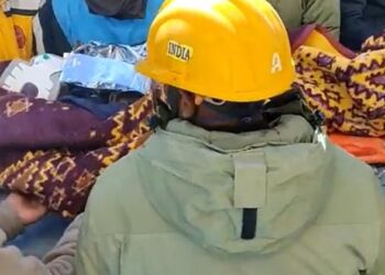 ഇന്ത്യൻ കരങ്ങളിൽ അവളിനി സുരക്ഷിത; ദുരന്ത ഭൂമിയിൽ മരണത്തോട് മല്ലിട്ട ആറുവയസുകാരിയെ രക്ഷിച്ച് ഇന്ത്യൻ സേന