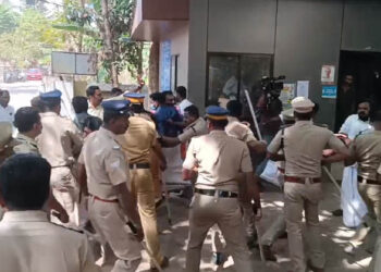 പന്തളം സർവ്വീസ് സഹകരണ ബാങ്കിൽ നിന്ന് 70 പവൻ കാണാതായ സംഭവം; പ്രതിഷേധം നടത്തിയ ബിജെപി പ്രവർത്തകരെ അക്രമിച്ച് ഡിവൈഎഫ്‌ഐ; ഒത്താശ ചെയ്ത് പോലീസും