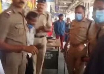 പട്ടാപ്പകൽ നഗരമദ്ധ്യത്തിൽ പെൺകുട്ടിയ്ക്ക് നേരെ ലൈംഗികാതിക്രമം; രക്ഷപ്പെടുത്താൻ ശ്രമിച്ച നാട്ടുകാരെ കല്ലെറിഞ്ഞ് ഓടിച്ചു; റെയിൽവേ സ്റ്റേഷനിലേക്ക് ഓടിക്കയറി