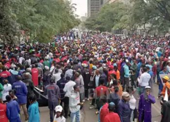 വിൽക്കുന്നത് നിലവാരമില്ലാത്ത സാധനങ്ങൾ , ചൈനക്കാർ രാജ്യം വിട്ട് പോകണം : ചൈനീസ് വ്യാപാരികൾക്കെതിരെ ബാനറുകളും പോസ്റ്ററുകളും ഉയർത്തി തെരുവിലിറങ്ങി കെനിയക്കാർ