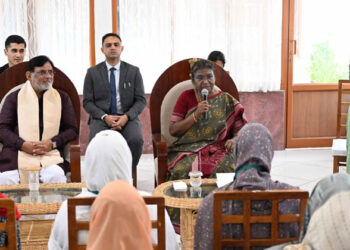 ലക്ഷദ്വീപിലെ വനിതാ സ്വയം സഹായ സംഘങ്ങളുമായി കൂടിക്കാഴ്ച നടത്തി രാഷ്ട്രപതി ദ്രൗപതി മുർമു; ദ്വീപിന്റെ വികസനത്തിൽ ജനങ്ങളും ഭരണകൂടവും വഹിക്കുന്ന പങ്ക് പ്രശംസനീയമെന്നും രാഷ്ട്രപതി