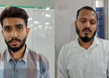 മലദ്വാരത്തിലും വസ്ത്രത്തിലും ഒളിപ്പിച്ച് സ്വർണക്കടത്ത്; രണ്ട് പേർ പിടിയിൽ