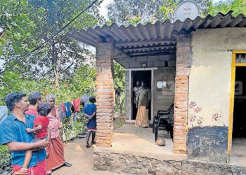 മുറ്റത്തിറങ്ങിയപ്പോൾ കണ്ടത് വരാന്തയിൽ നിൽക്കുന്ന കടുവയെ; ആക്രമണത്തിൽ നിന്നും  ഗൃഹനാഥൻ രക്ഷപ്പെട്ടത് തലനാരിഴയ്ക്ക്; ജീവൻ തിരികെ ലഭിച്ച ആശ്വാസത്തിൽ സുരേഷ്