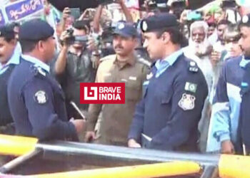 ഇമ്രാൻ ഖാനെ അറസ്റ്റ് ചെയ്യാൻ വീട്ടിലെത്തി പോലീസ്; പാകിസ്താൻ കത്തുമെന്ന് അനുയായികളുടെ ഭീഷണി