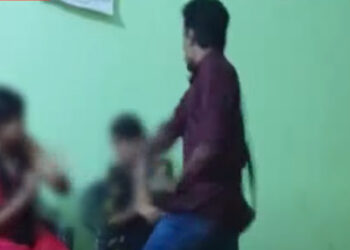 അവധി ആവശ്യപ്പെട്ടു; കിട്ടിയത് അടി; നെയ്യാറ്റിൻ കരയിൽ സെയിൽസ് ഗേളിനെ പൂട്ടിയിട്ട് മർദ്ദിച്ച് കടയുടമ; ദൃശ്യങ്ങൾ പുറത്ത്