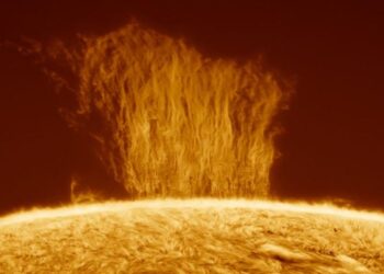 പ്ലാസ്മ വാട്ടര്‍ഫാളോ, തീമഴയോ! ലക്ഷം കിലോമീറ്റര്‍ ഉയരത്തില്‍ നിന്നും സൂര്യനിലേക്ക് പതിക്കുന്നത് എന്താണ്?